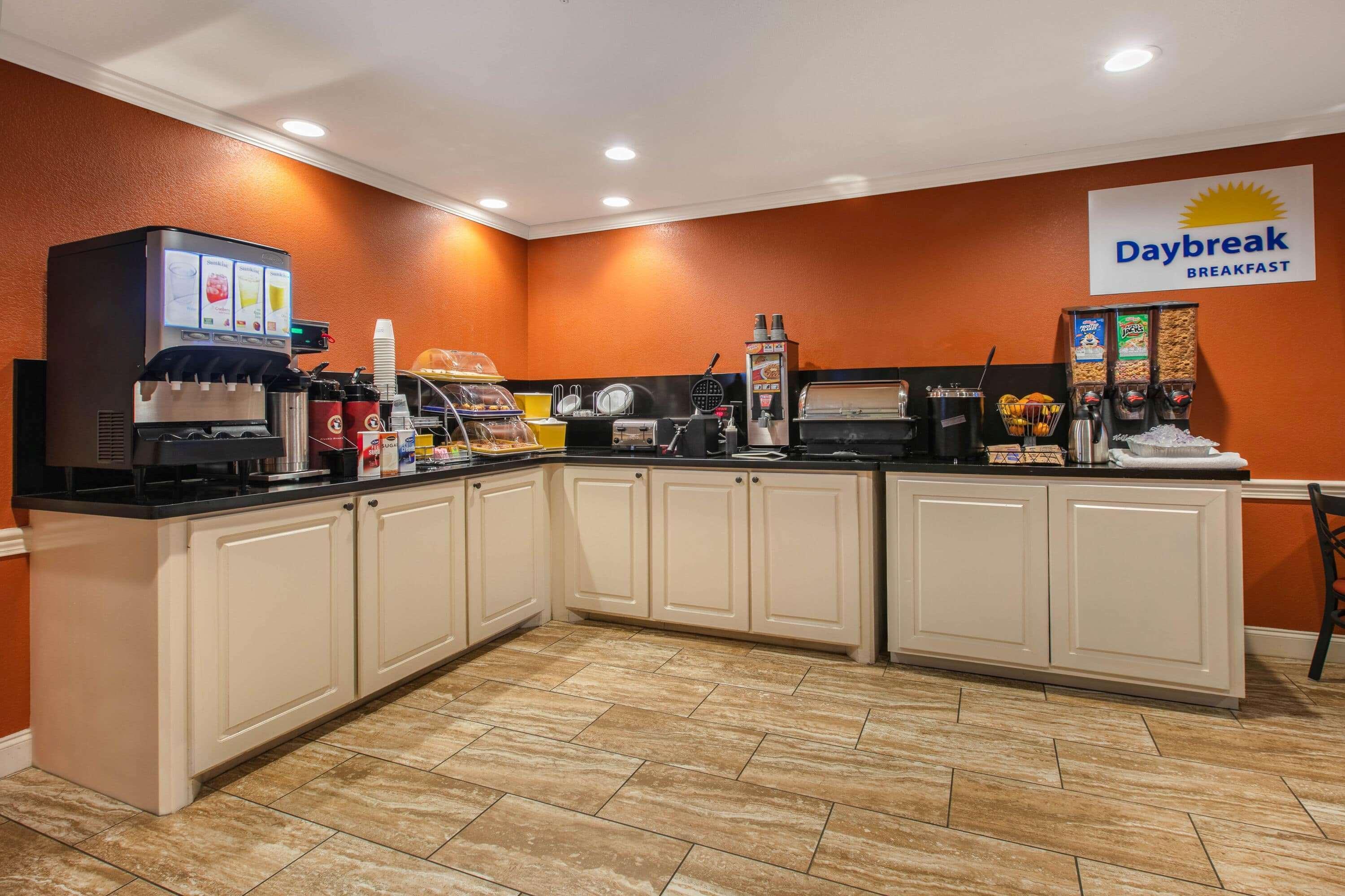 Days Inn & Suites By Wyndham Florence/Jackson Area Eksteriør billede